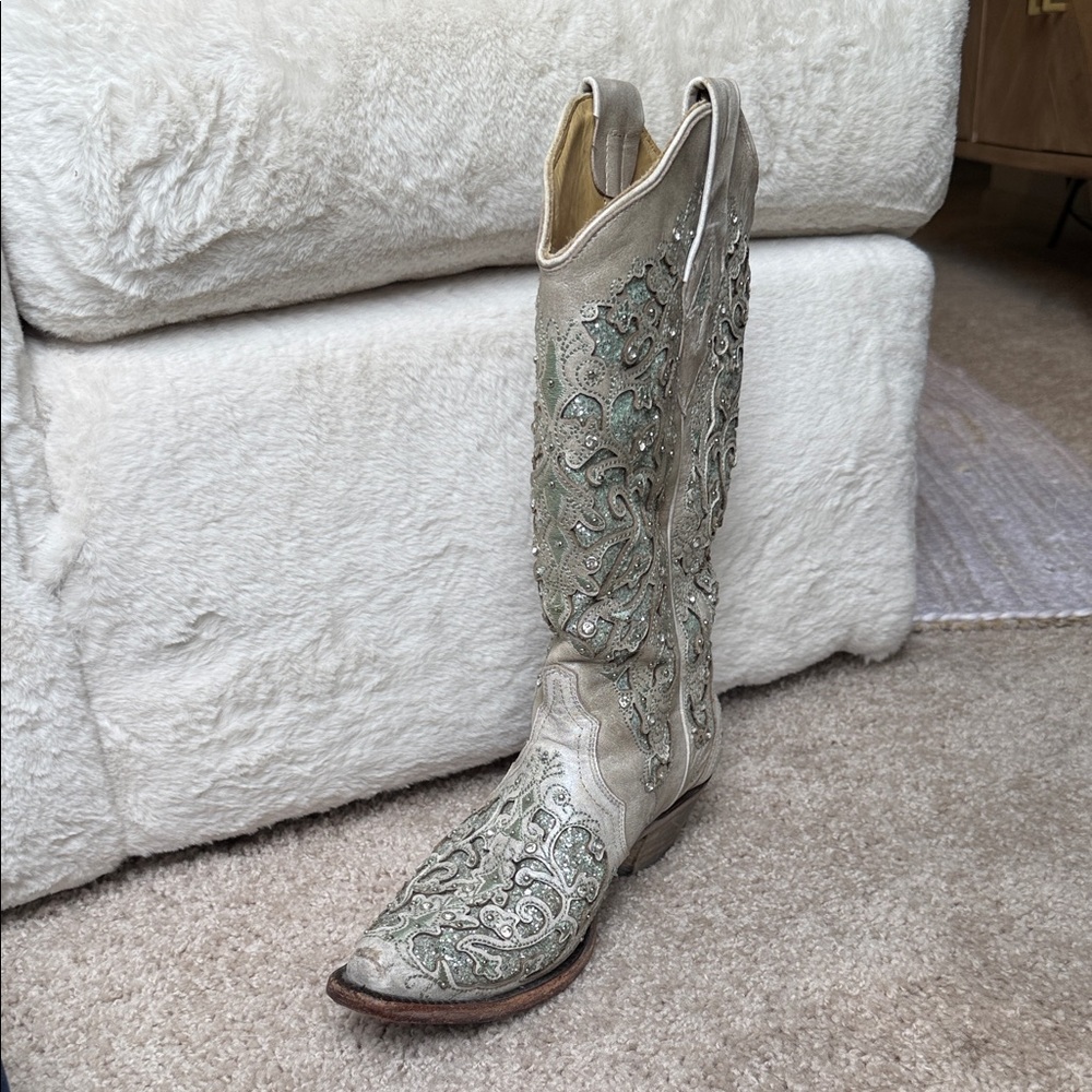 Elegant Embroidered Heeled Boots - Cream and Green
